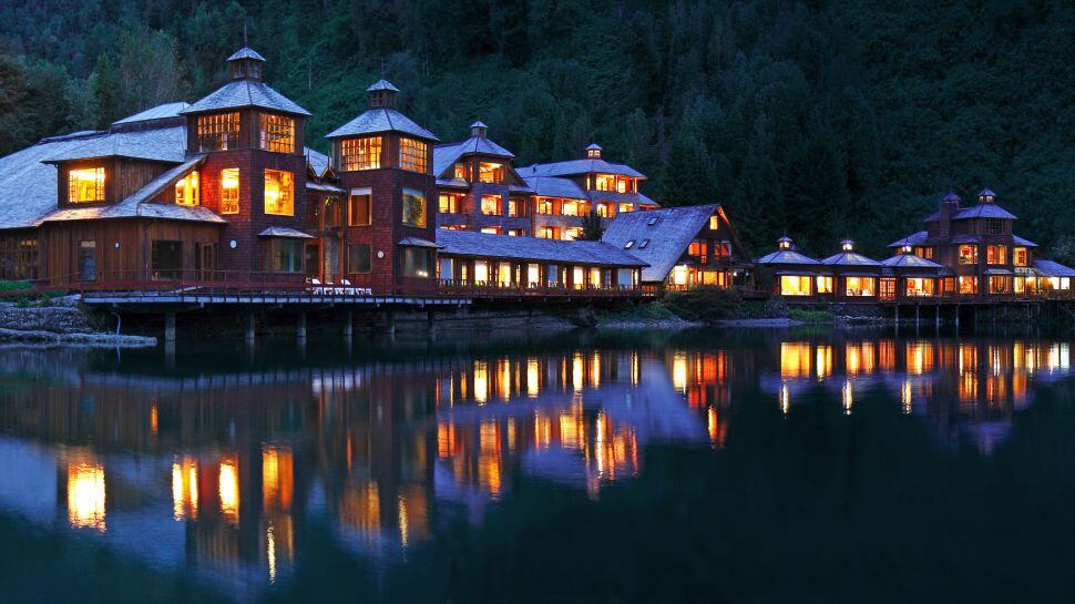 006085-04-exterior-night-water-view