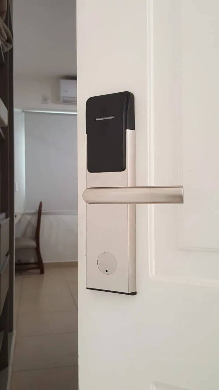 Puerta de habitación con cerradura de tarjeta reconvertida con Forze