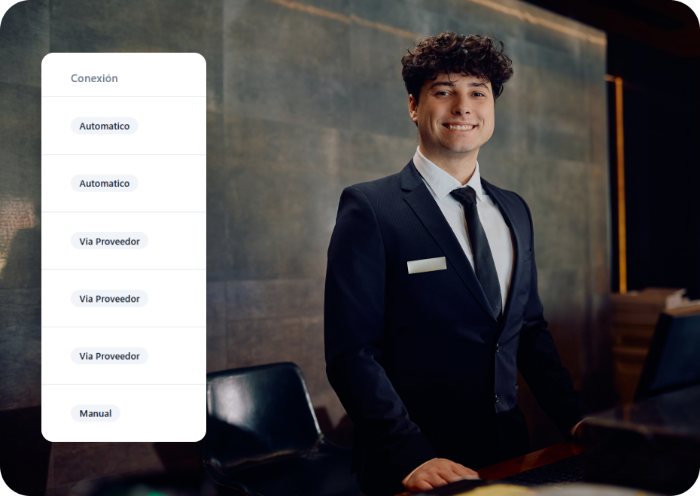 Equipo de hotel reunido en el lobby, con tiempo para atender a los huéspedes